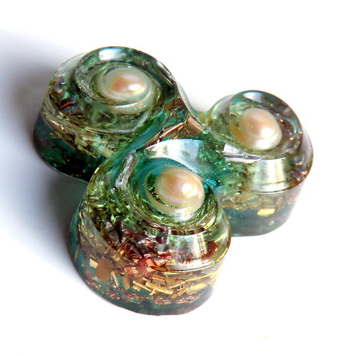 Orgonit Amulet *OBJ* Triskel s polodrahokamy — foto 2