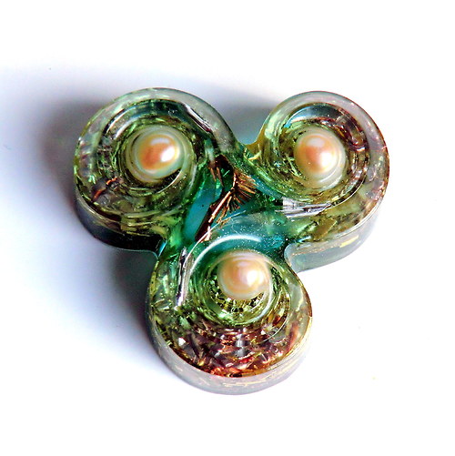 Orgonit Amulet *OBJ* Triskel s polodrahokamy — foto 3