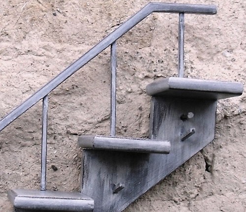 Police – schůdky, šedá patina — foto 2