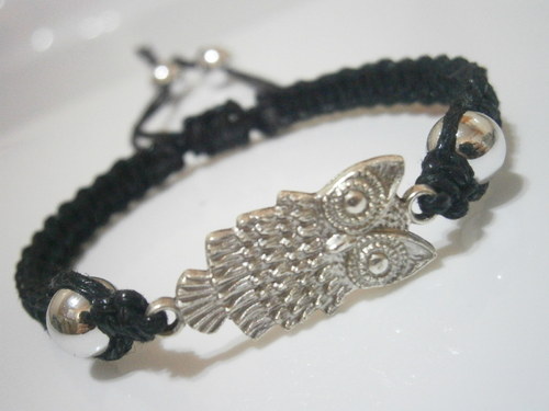 Černý náramek se sovičkou (macramé) — foto 2
