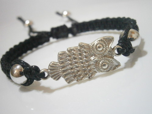 Černý náramek se sovičkou (macramé) — foto 3