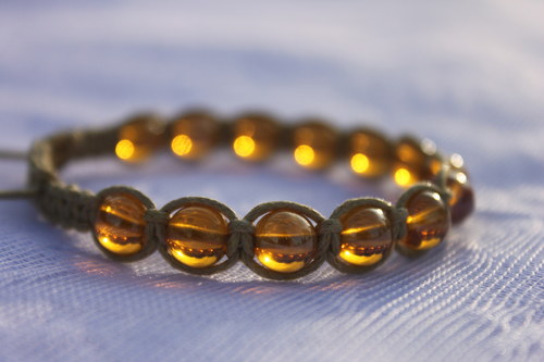 S kapkami medu.. Náramek macramé/shamballa — foto 2
