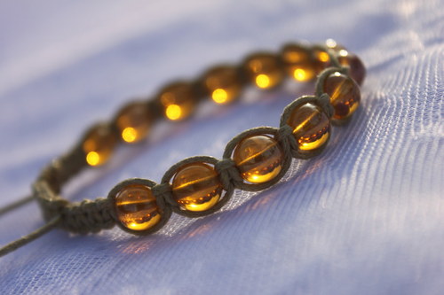 S kapkami medu.. Náramek macramé/shamballa — foto 3