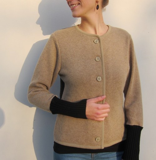 Krátký camel svetřík — foto 5