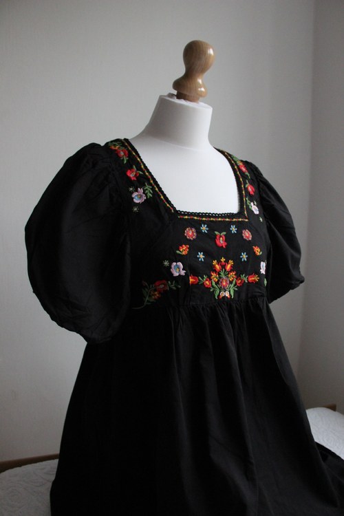 Malé černé vyšívané — foto 3