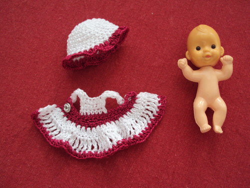 Klobouček a šatičky pro miminko Barbie — foto 2