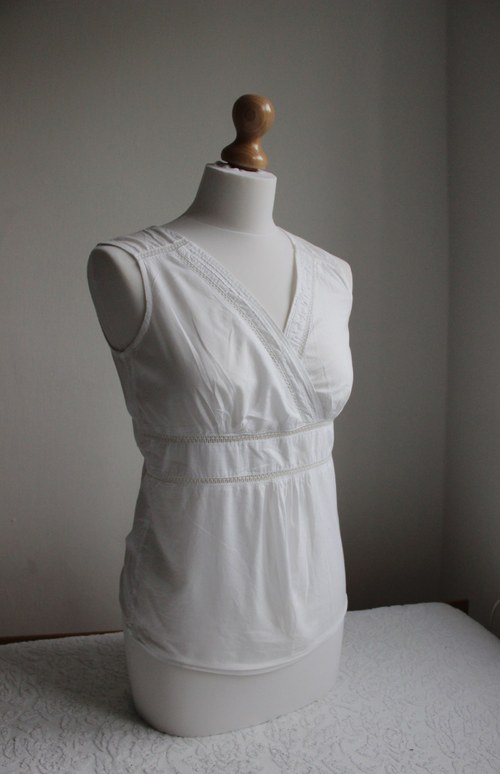 Bílý vyšívaný top — foto 2