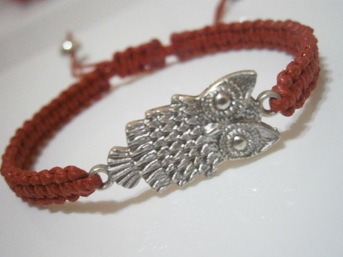Náramek se sovičkou červený (macramé) — foto 2