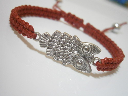 Náramek se sovičkou červený (macramé) — foto 3