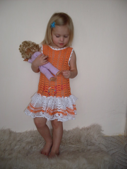 Oranžové háčkované šatičky — foto 3