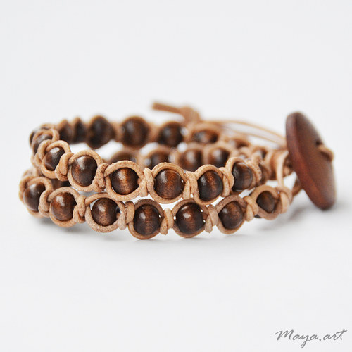 Hnědý náramek "LEATHER,WOOD&BUTTON" — foto 2