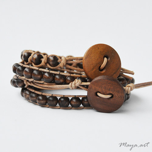 Hnědý náramek "LEATHER,WOOD&BUTTON" — foto 4