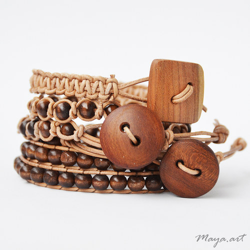 Hnědý náramek "LEATHER,WOOD&BUTTON" — foto 5