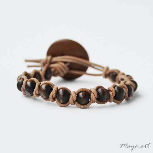 Světle hnědý náramek "LEATHER,WOOD&BUTTON" — foto 2