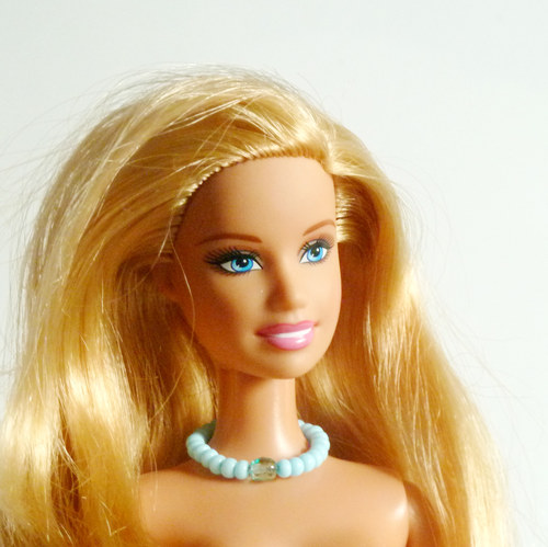 Bledě modrý náhrdelník pro Barbie — foto 2