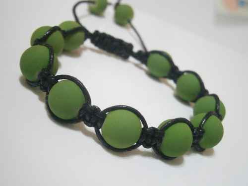 Hráškově zelený náramek (macramé/shamballa) — foto 2