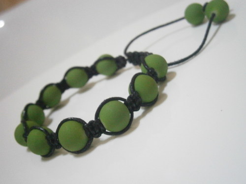 Hráškově zelený náramek (macramé/shamballa) — foto 3