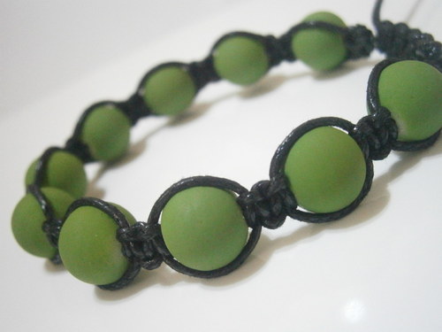 Hráškově zelený náramek (macramé/shamballa) — foto 4