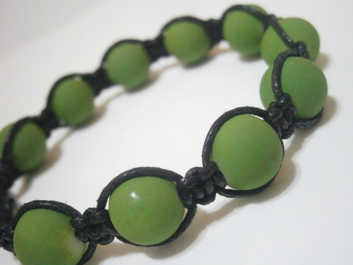 Hráškově zelený náramek (macramé/shamballa) — foto 5