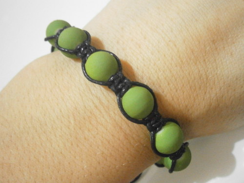 Hráškově zelený náramek (macramé/shamballa) — foto 6