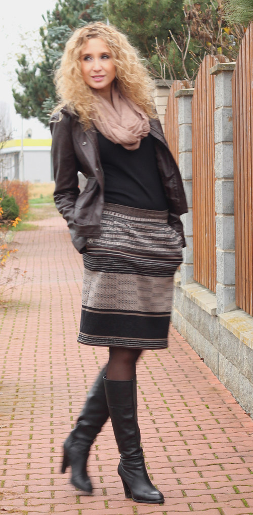 Hnědočerná sukně — foto 2