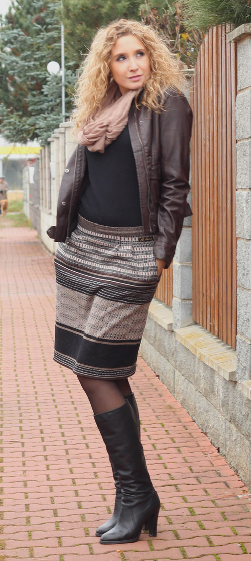 Hnědočerná sukně — foto 3