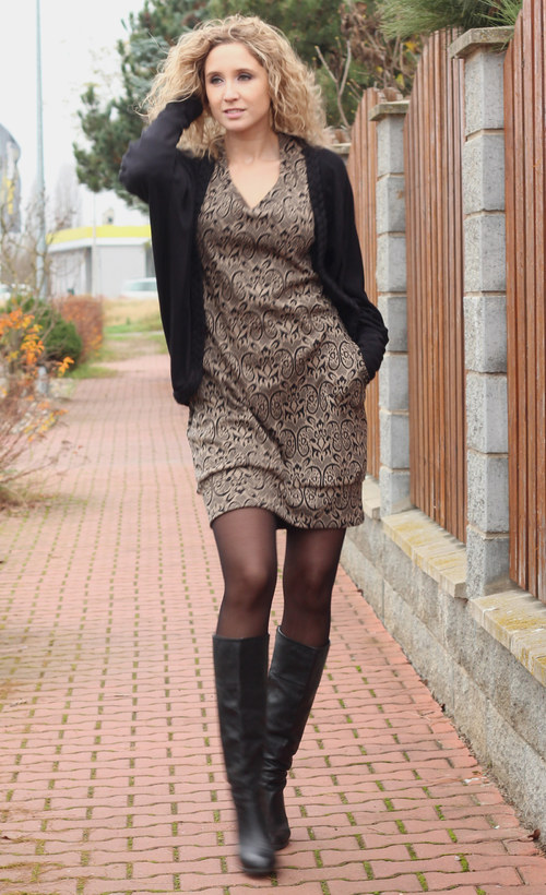 Hnědočerné šaty — foto 5