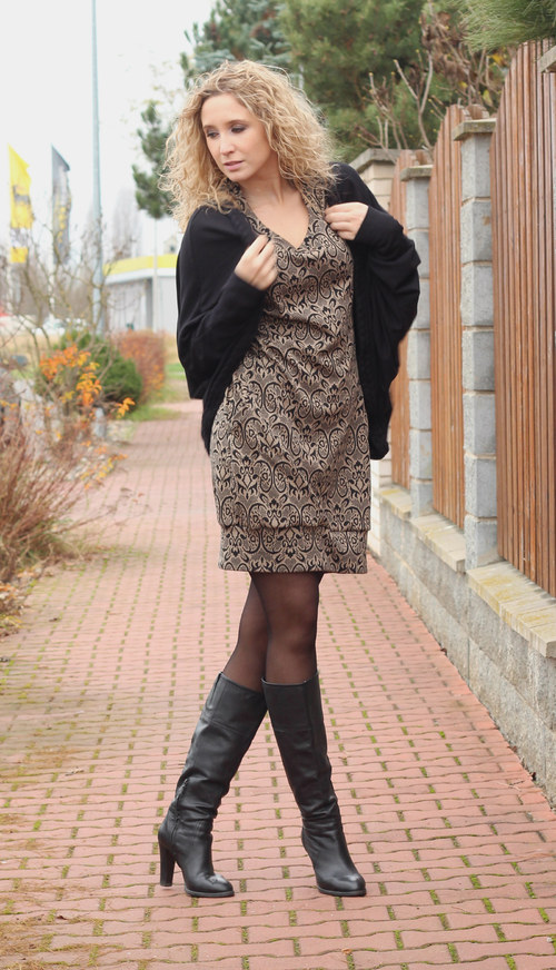 Hnědočerné šaty — foto 6
