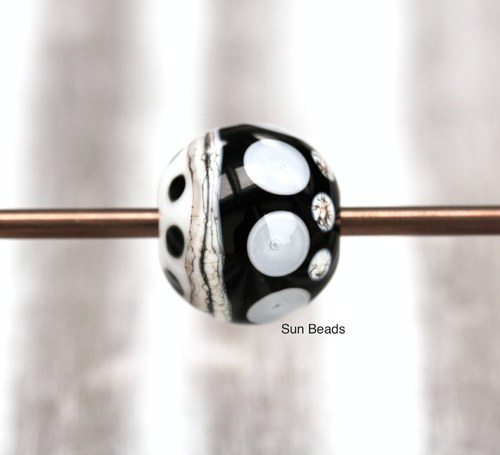 Black and white ball — foto 2
