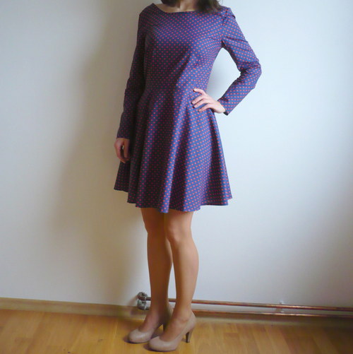 Puntikaté retro šaty — foto 3