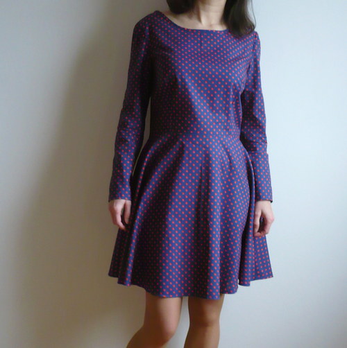 Puntikaté retro šaty — foto 5