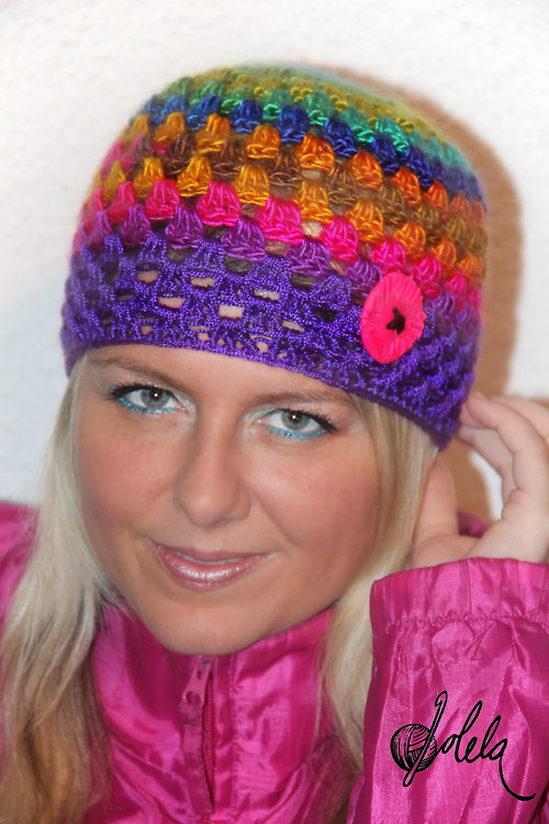 Duhová háčkovaná čepice s upečeným knoflíkem — foto 2