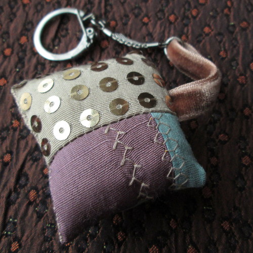 Přívěsek Coussin.pour.les.clefs.XIV. — foto 6