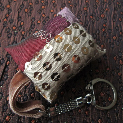 Přívěsek Coussin.pour.les.clefs.XVII. — foto 4