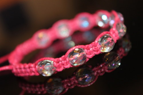 Vánoční nálada.. ;) Náramek macramé/shamballa — foto 2