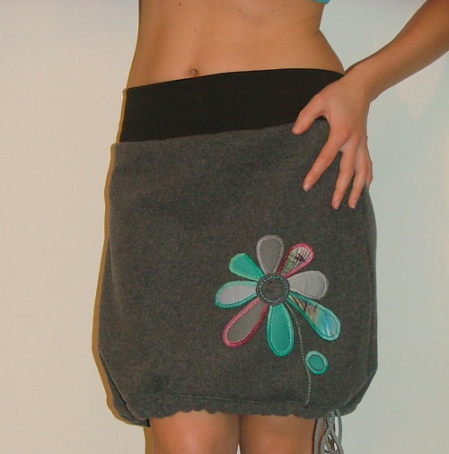 Šedá flaušová s květem — foto 5