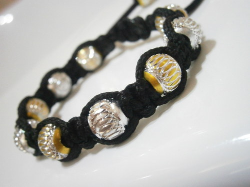 Macramé náramek s kovovými korálky — foto 3