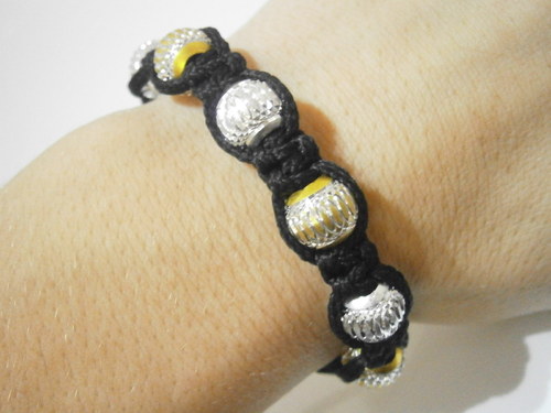 Macramé náramek s kovovými korálky — foto 6