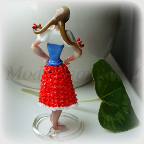 Dívka v kroji - figurka — foto 2