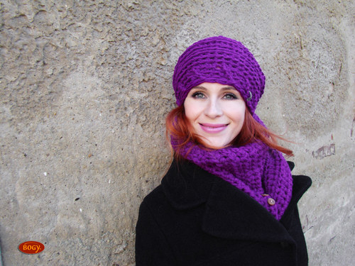 Teplá zimní háčkovaná hučka fialová — foto 2
