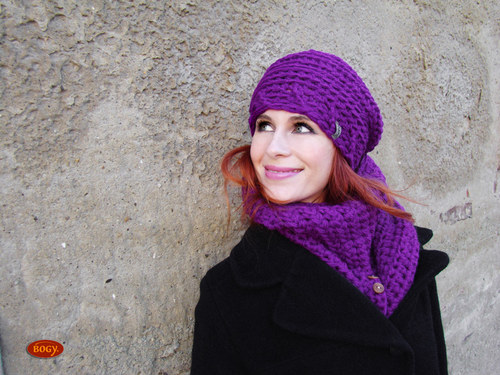 Teplá zimní háčkovaná hučka fialová — foto 3