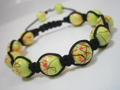 Žlutý náramek (macramé/shamballa) — foto 2