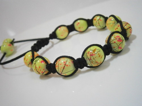 Žlutý náramek (macramé/shamballa) — foto 4