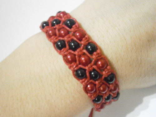 Perličkový náramek červeno-černý (macramé) — foto 5