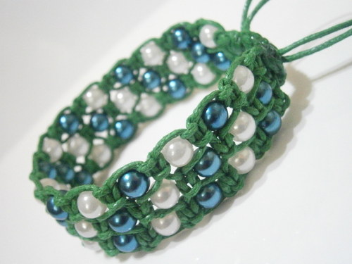 Perličkový zelený náramek (macramé) — foto 3