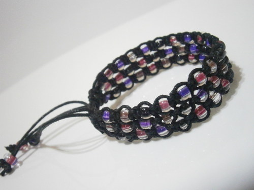 Náramek ze skleněných korálků (macramé) — foto 3