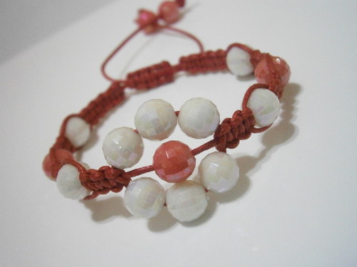 Náramek Kytička - bíločervený (macramé) — foto 2