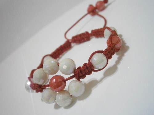 Náramek Kytička - bíločervený (macramé) — foto 3