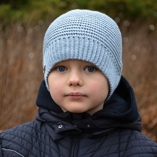 Ručně háčkovaná šedá čepička. — foto 4