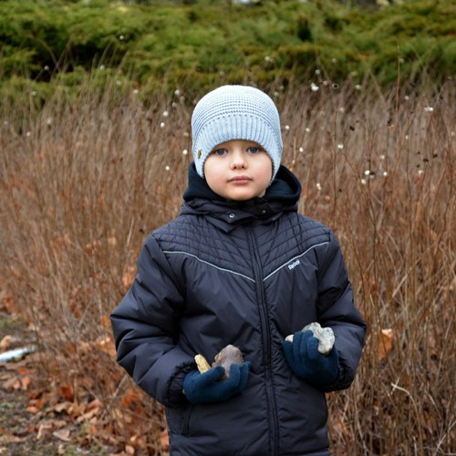 Ručně háčkovaná šedá čepička. — foto 5
